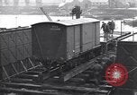 Standbild Laden einer Eisenbahnrollmaterials Vereinigtes Königreich, 1943, aus Sekunde 48 historischem Filmmaterial Videoclip 65675036995