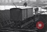 Standbild Laden einer Eisenbahnrollmaterials Vereinigtes Königreich, 1943, aus Sekunde 49 historischem Filmmaterial Videoclip 65675036995