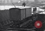 Standbild Laden einer Eisenbahnrollmaterials Vereinigtes Königreich, 1943, aus Sekunde 50 historischem Filmmaterial Videoclip 65675036995