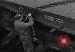 Standbild Laden einer Eisenbahnrollmaterials Vereinigtes Königreich, 1943, aus Sekunde 51 historischem Filmmaterial Videoclip 65675036995