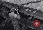 Standbild Laden einer Eisenbahnrollmaterials Vereinigtes Königreich, 1943, aus Sekunde 52 historischem Filmmaterial Videoclip 65675036995