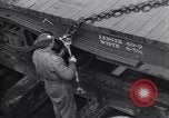 Standbild Laden einer Eisenbahnrollmaterials Vereinigtes Königreich, 1943, aus Sekunde 53 historischem Filmmaterial Videoclip 65675036995