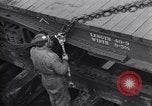 Standbild Laden einer Eisenbahnrollmaterials Vereinigtes Königreich, 1943, aus Sekunde 54 historischem Filmmaterial Videoclip 65675036995