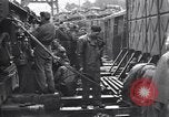Standbild Laden einer Eisenbahnrollmaterials Vereinigtes Königreich, 1943, aus Sekunde 61 historischem Filmmaterial Videoclip 65675036995