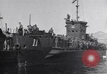 Standbild GIs debark am Dock Neapel Italien, 1943, aus Sekunde 18 historischem Filmmaterial Videoclip 65675037000