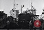 Standbild GIs debark am Dock Neapel Italien, 1943, aus Sekunde 54 historischem Filmmaterial Videoclip 65675037000