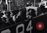Standbild US-Truppen boarding landing craft für die Invasion der Normandie England, 1944, aus Sekunde 3 historischem Filmmaterial Videoclip 65675037050