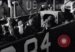 Standbild US-Truppen boarding landing craft für die Invasion der Normandie England, 1944, aus Sekunde 4 historischem Filmmaterial Videoclip 65675037050