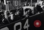 Standbild US-Truppen boarding landing craft für die Invasion der Normandie England, 1944, aus Sekunde 6 historischem Filmmaterial Videoclip 65675037050
