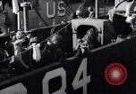 Standbild US-Truppen boarding landing craft für die Invasion der Normandie England, 1944, aus Sekunde 7 historischem Filmmaterial Videoclip 65675037050