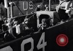 Standbild US-Truppen boarding landing craft für die Invasion der Normandie England, 1944, aus Sekunde 8 historischem Filmmaterial Videoclip 65675037050