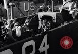 Standbild US-Truppen boarding landing craft für die Invasion der Normandie England, 1944, aus Sekunde 9 historischem Filmmaterial Videoclip 65675037050