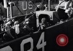 Standbild US-Truppen boarding landing craft für die Invasion der Normandie England, 1944, aus Sekunde 10 historischem Filmmaterial Videoclip 65675037050