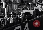 Standbild US-Truppen boarding landing craft für die Invasion der Normandie England, 1944, aus Sekunde 14 historischem Filmmaterial Videoclip 65675037050
