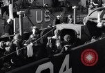 Standbild US-Truppen boarding landing craft für die Invasion der Normandie England, 1944, aus Sekunde 15 historischem Filmmaterial Videoclip 65675037050