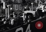 Standbild US-Truppen boarding landing craft für die Invasion der Normandie England, 1944, aus Sekunde 16 historischem Filmmaterial Videoclip 65675037050