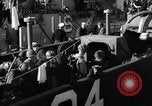 Standbild US-Truppen boarding landing craft für die Invasion der Normandie England, 1944, aus Sekunde 17 historischem Filmmaterial Videoclip 65675037050