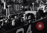 Standbild US-Truppen boarding landing craft für die Invasion der Normandie England, 1944, aus Sekunde 19 historischem Filmmaterial Videoclip 65675037050