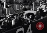 Standbild US-Truppen boarding landing craft für die Invasion der Normandie England, 1944, aus Sekunde 20 historischem Filmmaterial Videoclip 65675037050