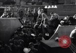 Standbild US-Truppen boarding landing craft für die Invasion der Normandie England, 1944, aus Sekunde 21 historischem Filmmaterial Videoclip 65675037050