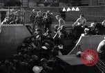 Standbild US-Truppen boarding landing craft für die Invasion der Normandie England, 1944, aus Sekunde 22 historischem Filmmaterial Videoclip 65675037050