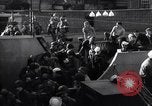 Standbild US-Truppen boarding landing craft für die Invasion der Normandie England, 1944, aus Sekunde 24 historischem Filmmaterial Videoclip 65675037050