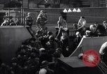 Standbild US-Truppen boarding landing craft für die Invasion der Normandie England, 1944, aus Sekunde 25 historischem Filmmaterial Videoclip 65675037050