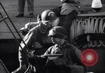 Standbild US-Truppen boarding landing craft für die Invasion der Normandie England, 1944, aus Sekunde 28 historischem Filmmaterial Videoclip 65675037050