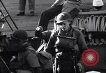 Standbild US-Truppen boarding landing craft für die Invasion der Normandie England, 1944, aus Sekunde 29 historischem Filmmaterial Videoclip 65675037050