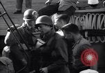 Standbild US-Truppen boarding landing craft für die Invasion der Normandie England, 1944, aus Sekunde 30 historischem Filmmaterial Videoclip 65675037050