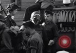 Standbild US-Truppen boarding landing craft für die Invasion der Normandie England, 1944, aus Sekunde 31 historischem Filmmaterial Videoclip 65675037050