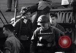 Standbild US-Truppen boarding landing craft für die Invasion der Normandie England, 1944, aus Sekunde 32 historischem Filmmaterial Videoclip 65675037050