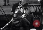 Standbild US-Truppen boarding landing craft für die Invasion der Normandie England, 1944, aus Sekunde 33 historischem Filmmaterial Videoclip 65675037050