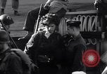 Standbild US-Truppen boarding landing craft für die Invasion der Normandie England, 1944, aus Sekunde 34 historischem Filmmaterial Videoclip 65675037050