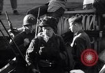 Standbild US-Truppen boarding landing craft für die Invasion der Normandie England, 1944, aus Sekunde 35 historischem Filmmaterial Videoclip 65675037050