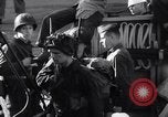 Standbild US-Truppen boarding landing craft für die Invasion der Normandie England, 1944, aus Sekunde 36 historischem Filmmaterial Videoclip 65675037050