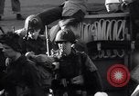 Standbild US-Truppen boarding landing craft für die Invasion der Normandie England, 1944, aus Sekunde 37 historischem Filmmaterial Videoclip 65675037050