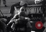 Standbild US-Truppen boarding landing craft für die Invasion der Normandie England, 1944, aus Sekunde 38 historischem Filmmaterial Videoclip 65675037050