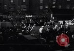 Standbild US-Truppen boarding landing craft für die Invasion der Normandie England, 1944, aus Sekunde 40 historischem Filmmaterial Videoclip 65675037050