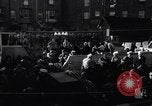 Standbild US-Truppen boarding landing craft für die Invasion der Normandie England, 1944, aus Sekunde 41 historischem Filmmaterial Videoclip 65675037050