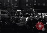 Standbild US-Truppen boarding landing craft für die Invasion der Normandie England, 1944, aus Sekunde 42 historischem Filmmaterial Videoclip 65675037050