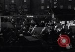 Standbild US-Truppen boarding landing craft für die Invasion der Normandie England, 1944, aus Sekunde 43 historischem Filmmaterial Videoclip 65675037050