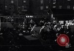 Standbild US-Truppen boarding landing craft für die Invasion der Normandie England, 1944, aus Sekunde 44 historischem Filmmaterial Videoclip 65675037050