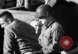 Standbild US-Truppen boarding landing craft für die Invasion der Normandie England, 1944, aus Sekunde 47 historischem Filmmaterial Videoclip 65675037050