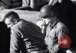 Standbild US-Truppen boarding landing craft für die Invasion der Normandie England, 1944, aus Sekunde 48 historischem Filmmaterial Videoclip 65675037050