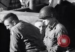 Standbild US-Truppen boarding landing craft für die Invasion der Normandie England, 1944, aus Sekunde 49 historischem Filmmaterial Videoclip 65675037050