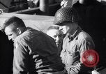 Standbild US-Truppen boarding landing craft für die Invasion der Normandie England, 1944, aus Sekunde 50 historischem Filmmaterial Videoclip 65675037050