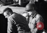 Standbild US-Truppen boarding landing craft für die Invasion der Normandie England, 1944, aus Sekunde 51 historischem Filmmaterial Videoclip 65675037050