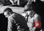 Standbild US-Truppen boarding landing craft für die Invasion der Normandie England, 1944, aus Sekunde 52 historischem Filmmaterial Videoclip 65675037050