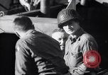 Standbild US-Truppen boarding landing craft für die Invasion der Normandie England, 1944, aus Sekunde 53 historischem Filmmaterial Videoclip 65675037050
